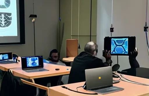 Ученики работают в умном классе с планшетами, интерактивной панелью и AR-элементами